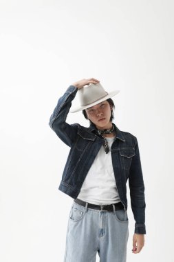 Beyaz arka planda poz veren yakışıklı Asyalı genç adamın vesikalığı. Model-up. Yüksek kalite fotoğraf.