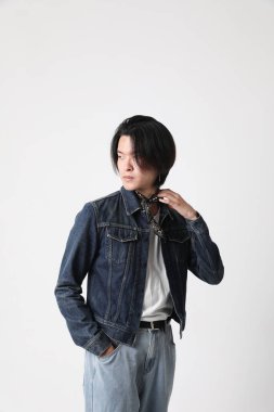 Beyaz arka planda poz veren yakışıklı Asyalı genç adamın vesikalığı. Model-up. Yüksek kalite fotoğraf.