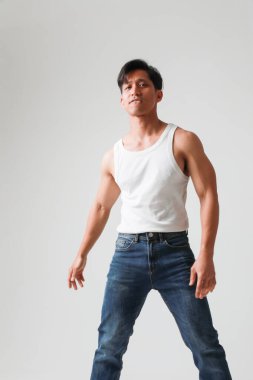 Beyaz arka planda poz verip kameraya bakan yakışıklı Asyalı adamın portresi. Yüksek kalite fotoğraf.
