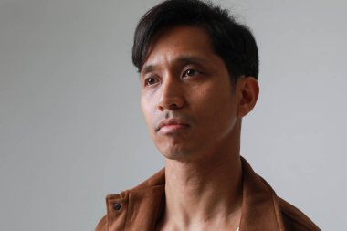 Beyaz arka planda poz veren Asyalı bir adamın portresi başka yöne bakıyor. - Evet. Yüksek kalite fotoğraf.