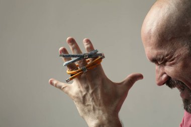 Sakallı, olgun ve kel bir adamın portresi. İçeride rahatça poz veriyor. Yüksek kalite fotoğraf.