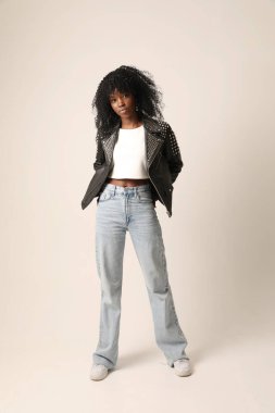 Kapalı alanda afro saç modelli gülümseyen esmer kadının stüdyo portresi. Zihinsel ve zihinsel sağlık. Yüksek kalite fotoğraf.