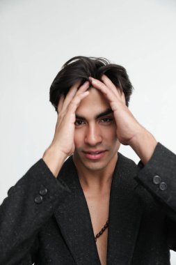 Beyaz arka planda üstsüz poz veren yakışıklı genç bir adamın portresi. Dikey. Yüksek kalite fotoğraf.