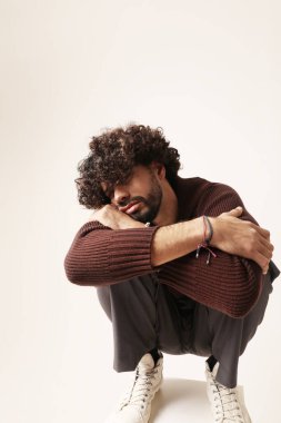 Stüdyoda poz veren mutsuz genç sakallı adamın portresi. Zihinsel ve zihinsel sağlık. Yüksek kalite fotoğraf.