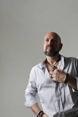 Kafası kazınmış sakallı bir adamın portresi. Stüdyoda poz veriyor. Dikey. Yüksek kalite fotoğraf.