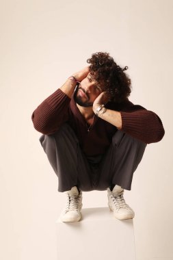 Stüdyoda poz veren uykulu genç sakallı adamın portresi. Zihinsel ve zihinsel sağlık. Yüksek kalite fotoğraf.