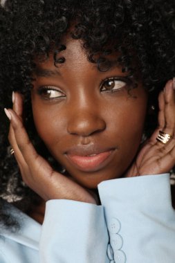 Ciddi yüz ifadesi olan, koyu tenli, genç, iyimser bir kadının yakın çekimi. Zihinsel ve zihinsel sağlık. Yüksek kalite fotoğraf.