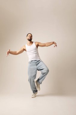 Dans eden ve stüdyoda poz veren genç adamın dikey portresi. Zihinsel ve zihinsel sağlık. İzole edilmiş. Yüksek kalite fotoğraf.