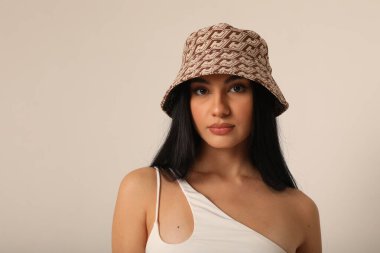 Uzun siyah saçlı, yumuşak makyajlı ve mükemmel ciltli güzel bir kadın. Yüksek kalite fotoğraf