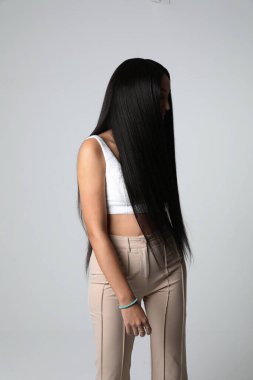 Lüks düz, uzun saçlı güzel bir genç kadının portresi. Dikey. Yüksek kalite fotoğraf.