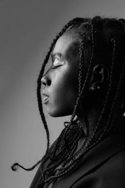 Kameraya bakan Afro-Amerikalı genç bir kadının siyah-beyaz portresi. Model-up. Yüksek kalite fotoğraf.