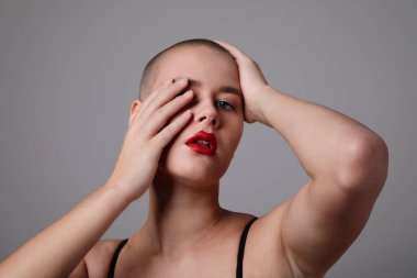 İçeride poz veren kameraya bakan genç ve güzel kel bir kadın. Model-up. Yüksek kalite fotoğraf.