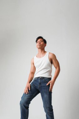 Beyaz arka planda poz verip kameraya bakan yakışıklı Asyalı adamın portresi. Yüksek kalite fotoğraf.