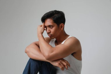 Kameraya bakarak beyaz arka planda poz veren Asyalı ciddi bir adamın portresi. Yüksek kalite fotoğraf.