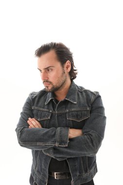 Kot ceket giyen ve başka tarafa bakan yakışıklı bir adam. Dikey. Yüksek kalite fotoğraf.