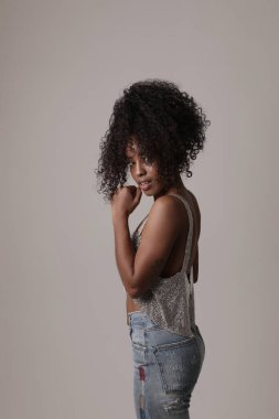 Kameraya bakan Afro-Amerikalı genç bir kadının yakın plan portresi. Model-up. Yüksek kalite fotoğraf.