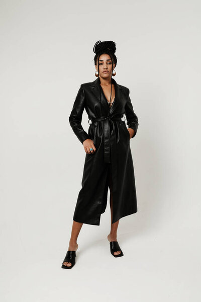 Уверенная афроамериканская молодая женщина смотрит в камеру. Вертикальный снимок головы. Высокое качество фото.