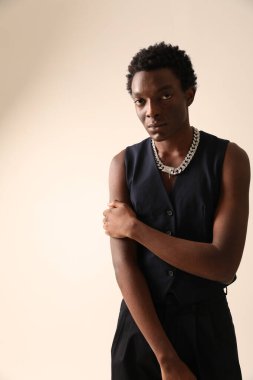 Afrika kökenli Amerikalı genç bir adamın dikey portresi. Dikey maket. Yüksek kalite fotoğraf.