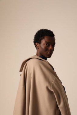 Afrika kökenli Amerikalı genç bir adamın dikey portresi. Dikey maket. Yüksek kalite fotoğraf.