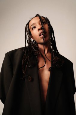 Kapalı alanda poz veren Afrikalı Amerikalı bir kadının dikey portresi. Model-up. Yüksek kalite fotoğraf.