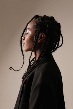 Kameraya bakan Afro-Amerikalı genç bir kadının yakın plan portresi. Model-up. Yüksek kalite fotoğraf.