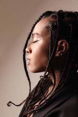 Kameraya bakan Afro-Amerikalı genç bir kadının yakın plan portresi. Model-up. Yüksek kalite fotoğraf.