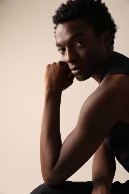 Afrika kökenli Amerikalı genç bir adamın dikey portresi. Dikey maket. Yüksek kalite fotoğraf.
