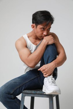 Beyaz arka planda poz veren yakışıklı Asyalı adamın portresi. Dikey. Yüksek kalite fotoğraf.