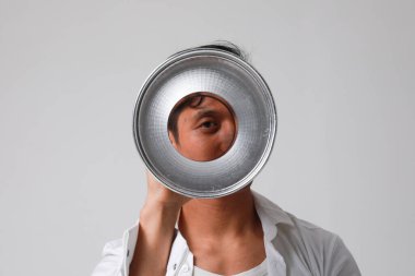 Kameraya bakarak beyaz arka planda poz veren Asyalı ciddi bir adamın yakın plan portresi. Yüksek kalite fotoğraf.