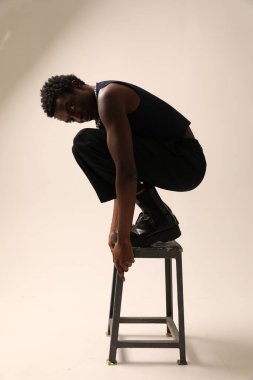 Afrika kökenli Amerikalı genç bir adamın dikey portresi. Dikey maket. Yüksek kalite fotoğraf.