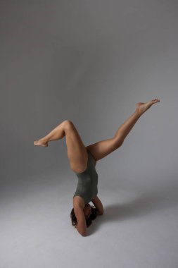 Stüdyoda egzersiz yapan, yoga yapan, esnek bir vücut giysisi giyen güzel, hoş bir kadın. Yaşam tarzı. Yüksek kalite fotoğraf