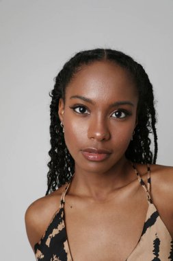 Genç ve güzel dişinin koyu teni var, beyaz arka planda izole edilmiş ve sağ tarafında fotokopi alanı var. Yüksek kalite fotoğraf.