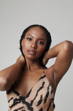 Genç ve güzel dişinin koyu teni var, beyaz arka planda izole edilmiş ve sağ tarafında fotokopi alanı var. Yüksek kalite fotoğraf.