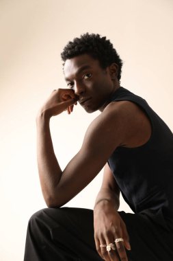 Afrika kökenli Amerikalı genç bir adamın dikey portresi. Dikey maket. Yüksek kalite fotoğraf.