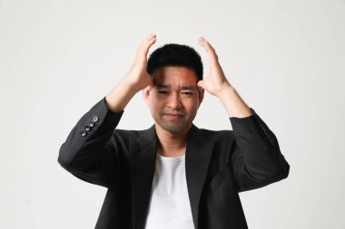 Genç bir Asyalının portresi. Düşünceli bir yüz ifadesi. Yüksek kalite fotoğraf.