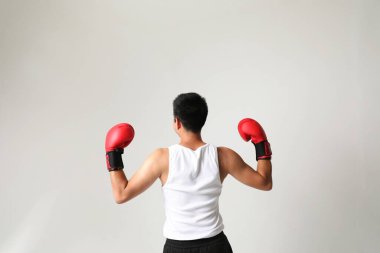 Kırmızı eldiven giyen genç boksörün arka görüntüsü. Yatay maketler. Yüksek kalite fotoğraf.