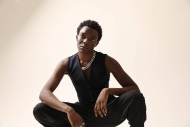 Hafif arka planda poz veren Afrikalı Amerikalı genç bir adamın stüdyo portresi. Model-up. Yüksek kalite fotoğraf.