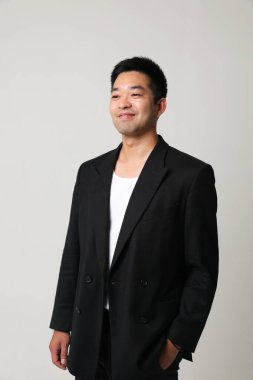 Düşünceli ve iyimser bir yüz ifadesi olan Asyalı genç bir adamın portresi. Dikey. Yüksek kalite fotoğraf.