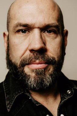 Kameraya bakan sakallı olgun bir adamın dikey yakın plan portresi. Zihinsel konsept. Yüksek kalite fotoğraf.