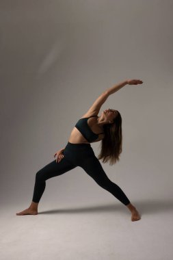Stüdyoda egzersiz yapan güzel, sportif bir kadın yoga antrenmanı yapıyor. Yaşam tarzı. Yüksek kalite fotoğraf