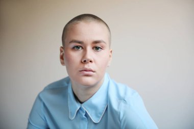 Beyaz arka planda poz veren zarif kel kadın. Model-up. Yüksek kalite fotoğraf.