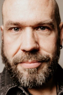 Kapalı alanda poz veren sakallı olgun bir adamın yakın plan portresi. Zihinsel konsept. Yüksek kalite fotoğraf.