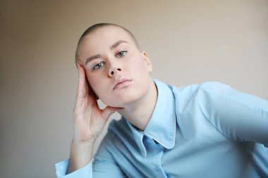 Kameraya bakan kendine güvenen kel bir kadının portresi. İzole edilmiş. Yüksek kalite fotoğraf.