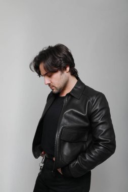 Siyah ceket giyen sakallı yakışıklı adamın portresi. Dikey. Yüksek kalite fotoğraf.