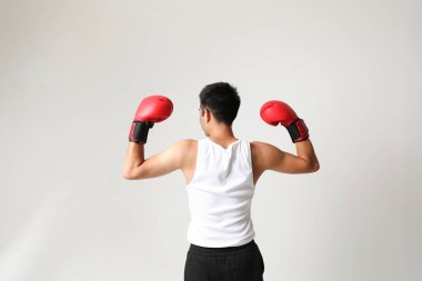 Kapalı alanda poz veren kırmızı eldivenli genç ve sportif boksör. Yatay maketler. Yüksek kalite fotoğraf.