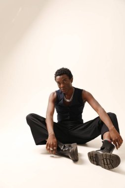 Afrika kökenli Amerikalı genç bir adamın dikey portresi. Dikey maket. Yüksek kalite fotoğraf.