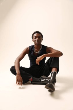 Afrika kökenli Amerikalı genç bir adamın dikey portresi. Dikey maket. Yüksek kalite fotoğraf.