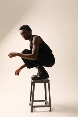 Afrika kökenli Amerikalı genç bir adamın dikey portresi. Dikey maket. Yüksek kalite fotoğraf.