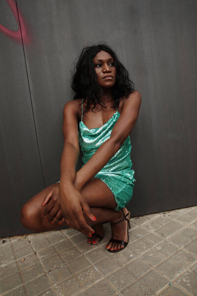 Retrato Vertical Una Mujer Afroamericana Hermosa Joven Con Vestido Verde — Foto de Stock