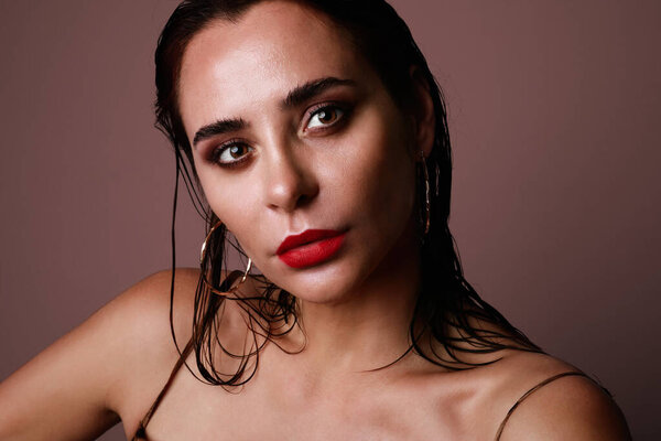 Retrato Moda Belleza Mujer Joven Atractiva Sobre Fondo Pared Marrón — Foto de Stock